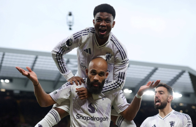 Bryan Mbeumo mừng bàn mở tỷ số cùng Amad Diallo trong trận Man Utd thắng Liverpool 2-1 trên sân Anfield, thành phố Liverpool, Vương Quốc Anh, vòng 8 Ngoại hạng Anh tối 19/10/2025. Ảnh: Reuters