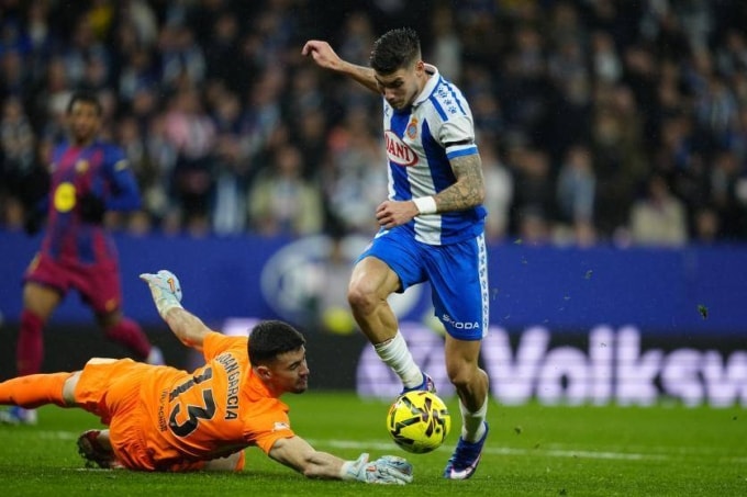 Garcia cản phá Fernandez trong pha đối mặt ở phút 39 trận Espanyol 0-2 Barca, vòng 19 La Liga tối 3/1. Ảnh: EFE