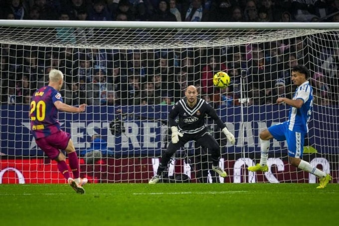 Olmo mở tỷ số trận Espanyol 0-2 Barca ở vòng 19 La Liga tối 3/1. Ảnh: MD