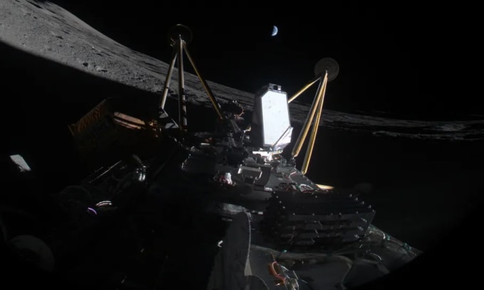 Hai chân của tàu đổ bộ Athena hướng lên trời sau khi con tàu bị đổ trong nỗ lực hạ cánh gần cực nam Mặt Trăng ngày 6/3. Ảnh: Intuitive Machines