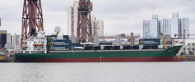 Tàu container chở bệ phóng UAV tại nhà máy Hỗ Đông - Trung Hoa, Thượng Hải, Trung Quốc trong ảnh công bố ngày 2/1. Ảnh: War Zone