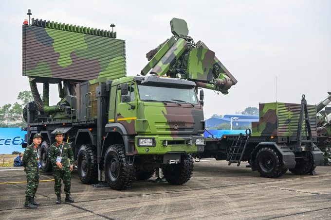 Loạt tên lửa, bệ phóng và radar phòng không tại Triển lãm Quốc phòng 2024. Ảnh: Giang Huy
