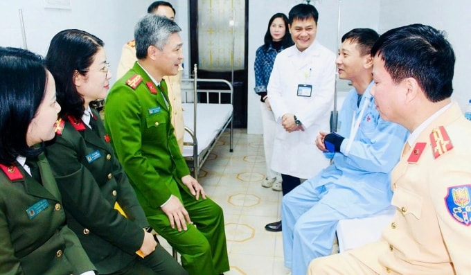 Đại uý Đỗ Quốc Dũng (thứ hai bên phải) đang điều trị tại bệnh viện. Ảnh: Lam Sơn