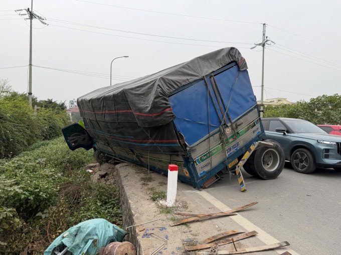 Một vụ tai nạn xảy ra ở Thường Tín, Hà Nội trưa ngày 3/1. Ảnh: Hiếu Đình