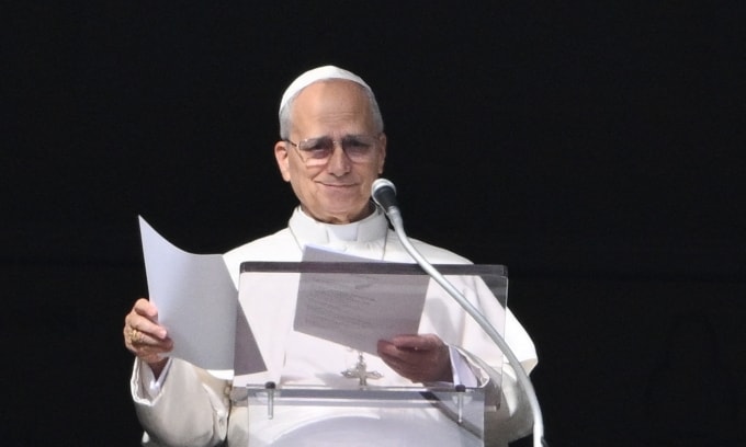 Giáo hoàng Leo XIV phát biểu trước đám đông từ cửa sổ Cung điện Tông tòa nhìn ra Quảng trường Thánh Peter ở Vatican ngày 1/1. Ảnh: AFP