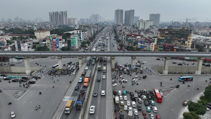 Vành đai 3 trên cao ùn tắc khi người dân đổ về quê hôm 31/12/2025. Ảnh: Việt An