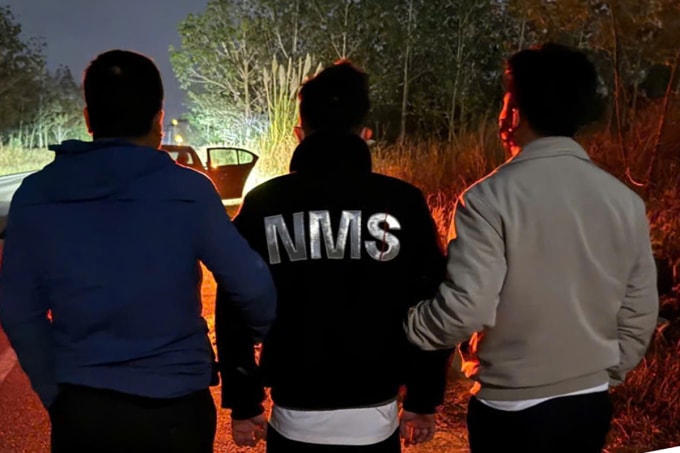 Nhật (ở giữa) khi bị bắt. Ảnh: Hoài Thanh