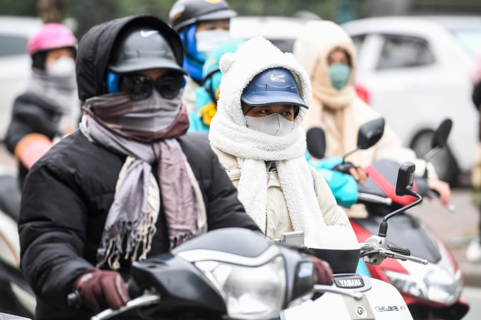 Người Hà Nội tham gia giao thông trong tiết trời rét. Ảnh: Giang Huy