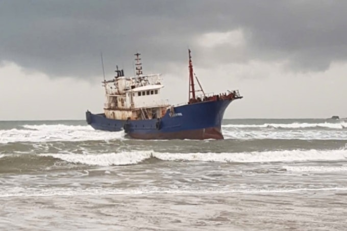 Tàu Trung Quốc trôi dạt vào thôn Tuyết Diêm 1, xã Vạn Tường, Quảng Ngãi. Ảnh: Thạch Thảo