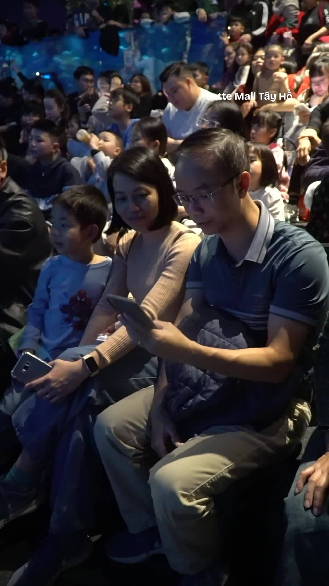 Khách đổ đến trung tâm thương mại ở Hà Nội vui chơi ngày lễ