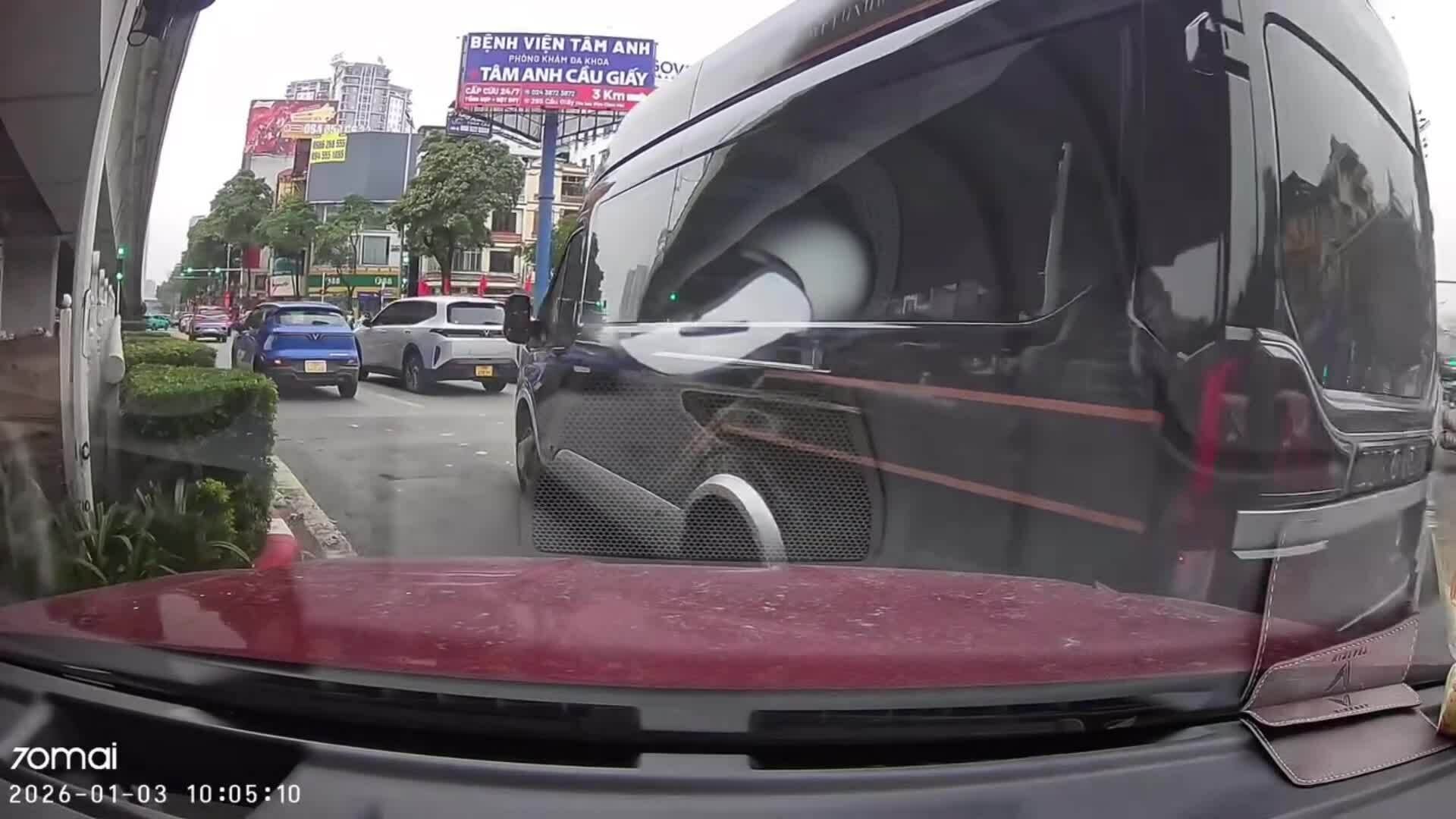 Va chạm giữa hai ôtô khi rẽ trái ở giao lộ đông xe