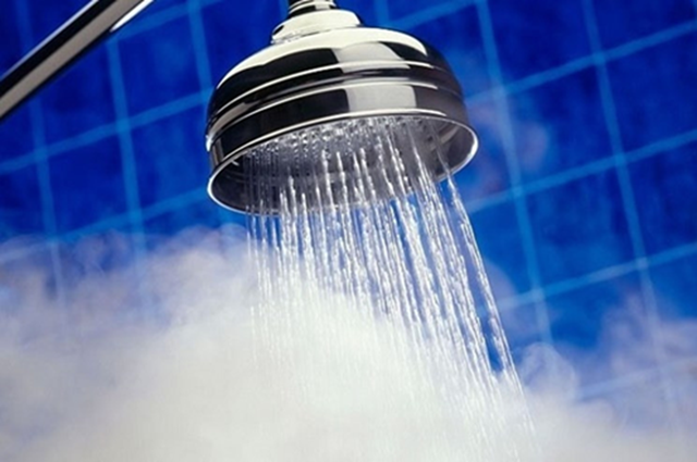 Người đàn ông 40 tuổi tử vong đột ngột vì thường xuyên tắm theo cách "vạn người mê" - Ảnh 1.