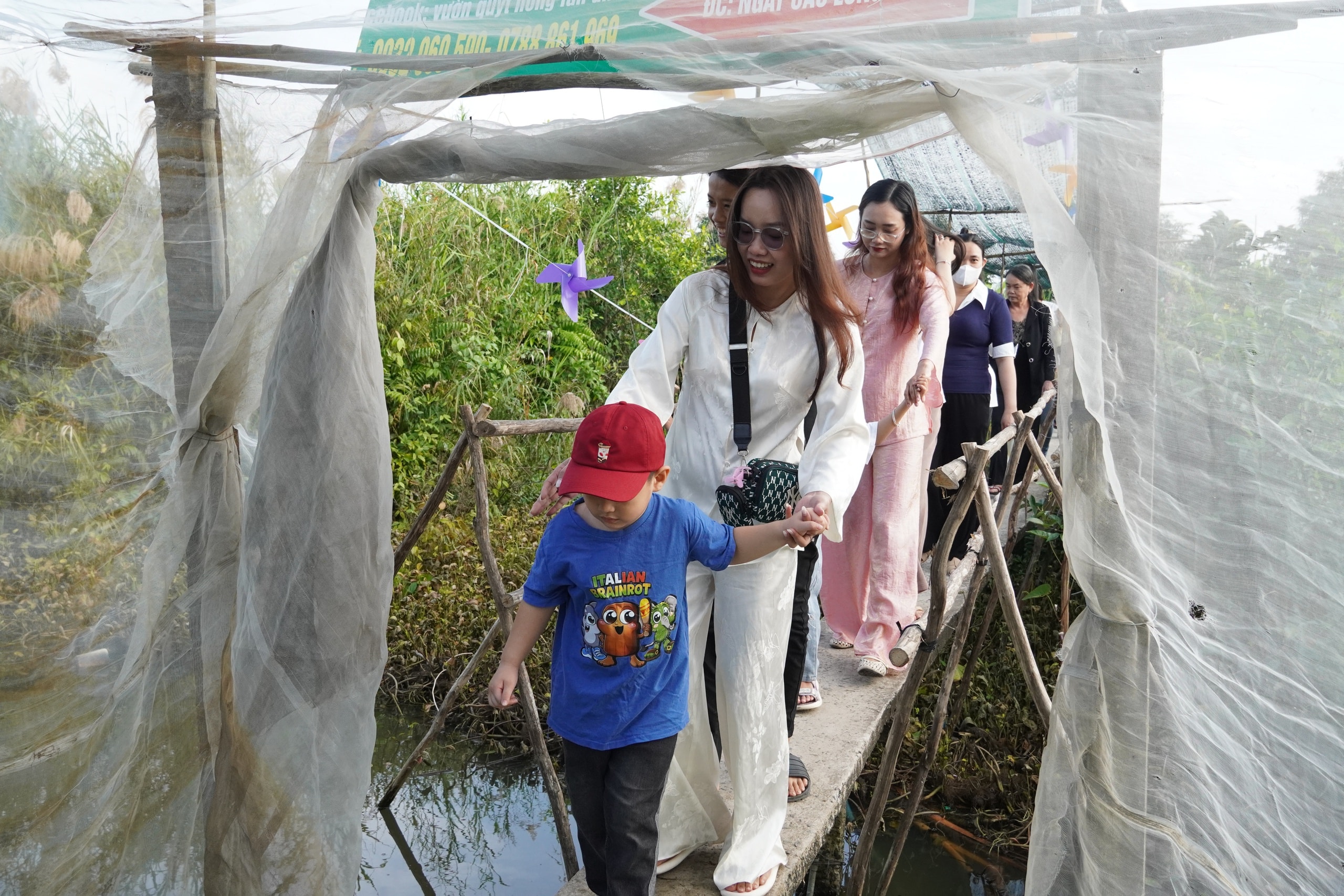 VIDEO: Du khách “ngất ngây” với những vườn quýt vàng rực ở Đồng Tháp - Ảnh 28.
