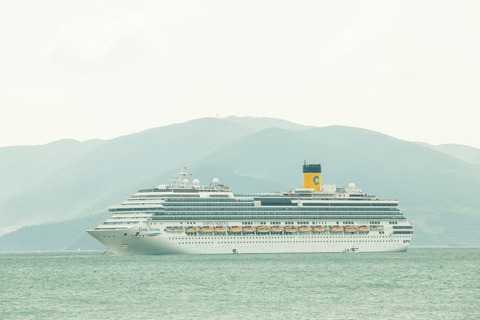 Khánh Hòa đón tàu biển du lịch đầu tiên năm 2026  - Ảnh 1.