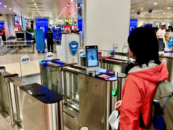 Người dân trở lại TPHCM sau kỳ nghỉ Tết , sân bay Tân Sơn Nhất đón khách kỷ lục - Ảnh 3.