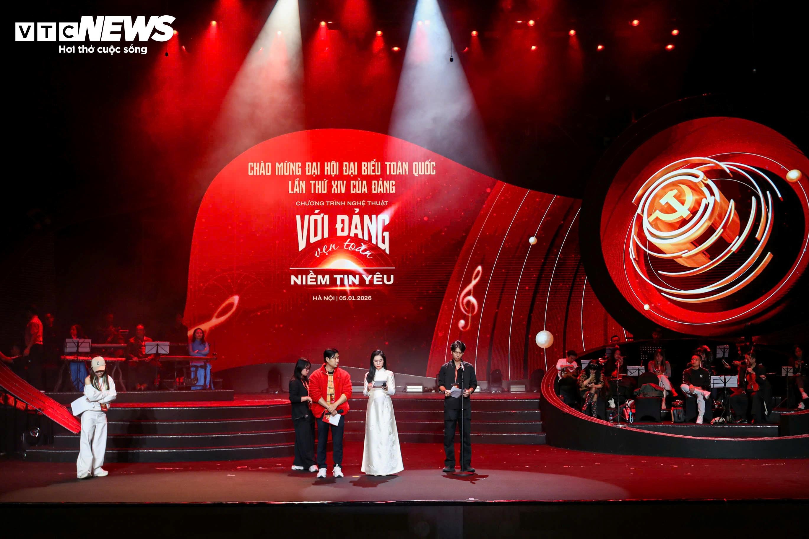 Ngày 5/1, tại Nhà hát Hồ Gươm, NSND Thanh Hoa, NSND Mai Hoa, NSƯT Đăng Dương, NSƯT Hoàng Tùng, ca sĩ Phạm Thu Hà, Võ Hạ Trâm, Anh Tú, Đỗ Hoàng Hiệp, Quách Mai Thy, Đinh Thành Lê, Lâm Phúc,... tham gia tổng duyệt chương trình nghệ thuật đặc biệt Với Đảng vẹn toàn niềm tin yêu do Đài Tiếng nói Việt Nam tổ chức tối nay.
