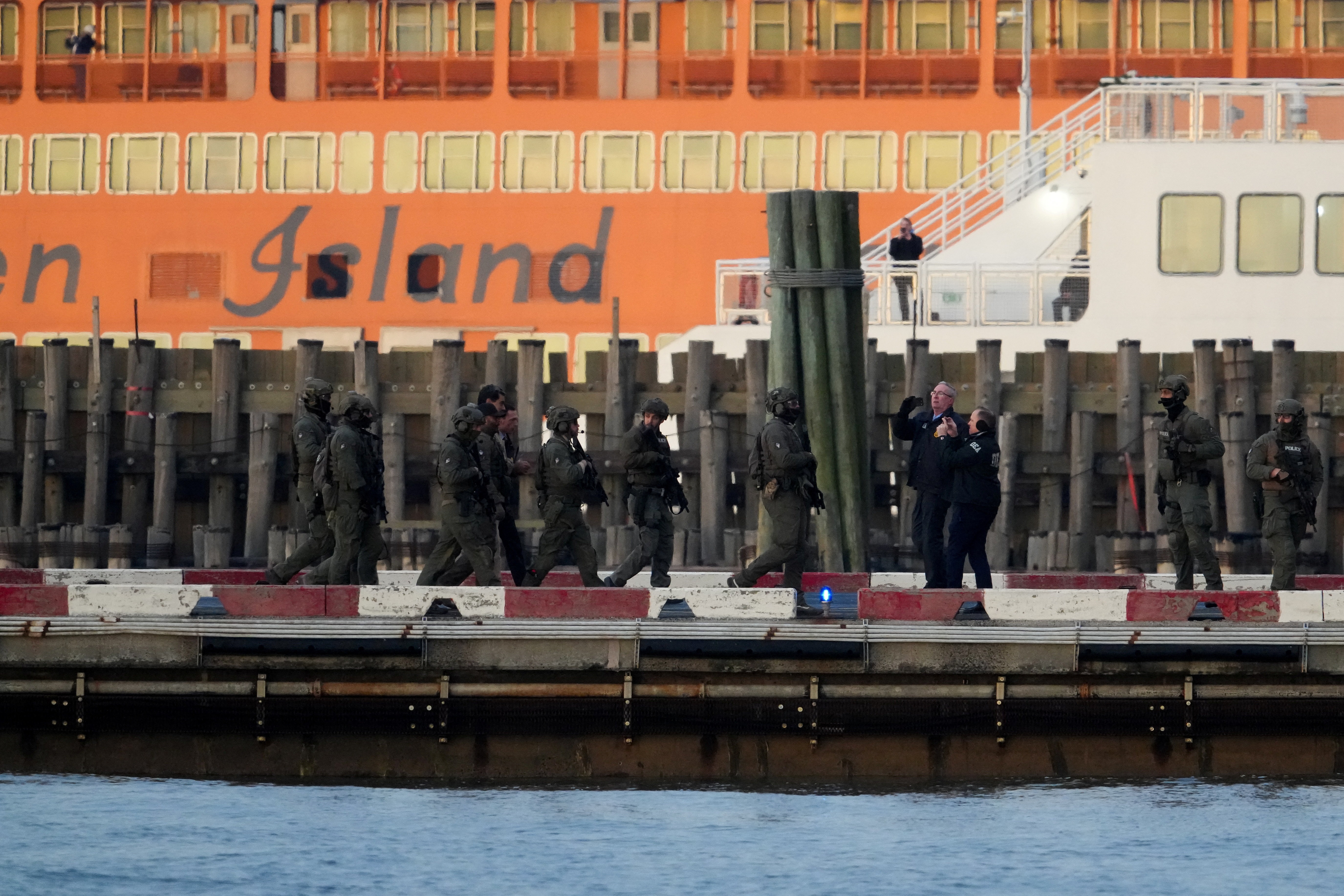 Ông Maduro trên đường được đưa đến tòa. (Ảnh: Reuters)