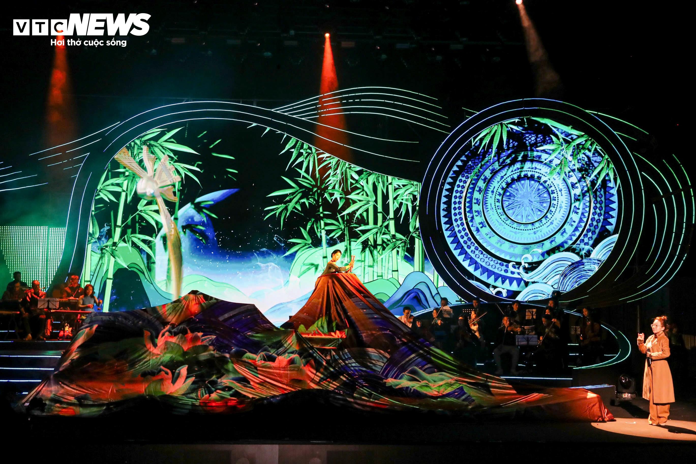 Đây không chỉ là sự kết hợp âm nhạc mà còn được giới thiệu như một lát cắt lịch sử của phát thanh Việt Nam, khi những giai điệu quen thuộc từng được phát sóng thường xuyên, trở thành âm thanh gắn với trường học, sinh hoạt thiếu nhi, đoàn thể và nhiều thế hệ thính giả.