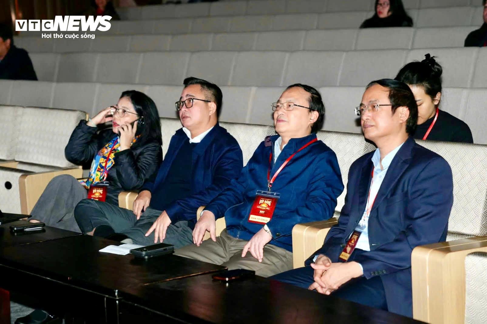 Uỷ viên Trung ương Đảng, Tổng Giám đốc VOV Đỗ Tiến Sỹ, lãnh đạo VOV dự tổng duyệt chương trình tại Nhà hát Hồ Gươm.