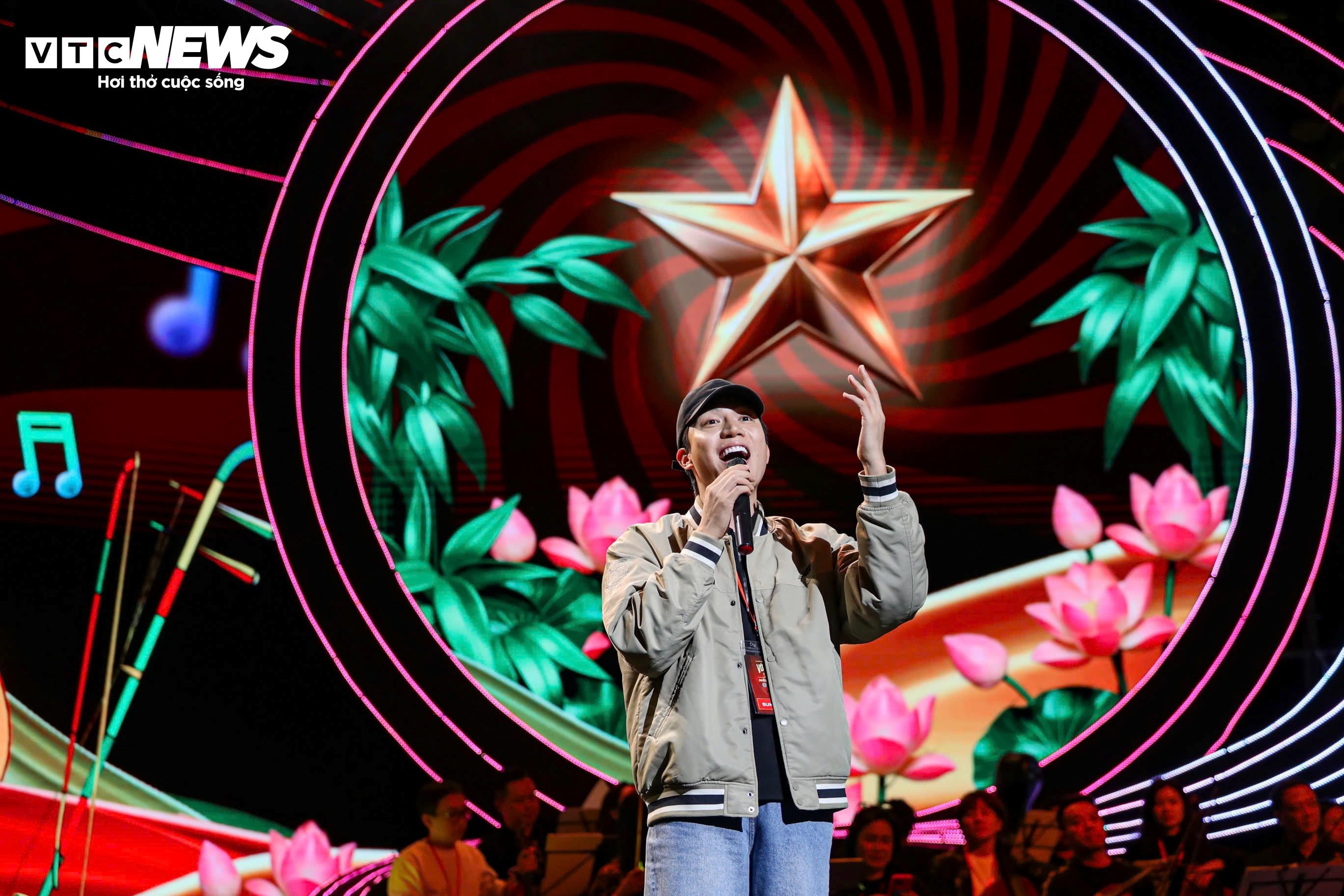 Ca sĩ Anh Tú và CLB thiếu nhi Sao tuổi thơ mang đến tiết mục dân ca (Ing lả ơi, Lý cây bông, Cò lả) - Dân ta hát dân ca.