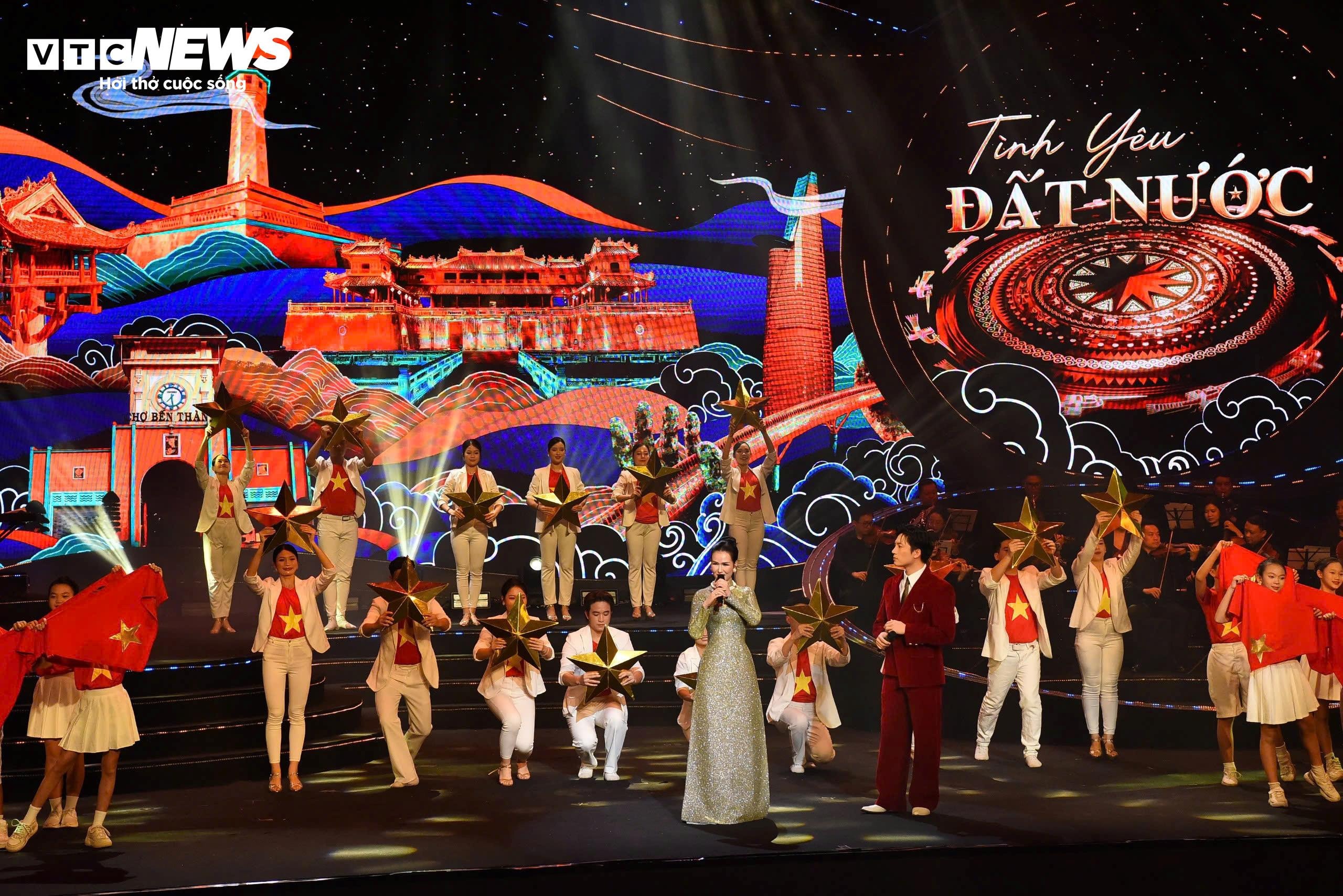 Ca sĩ Võ Hạ Trâm, Anh Tú thể hiện ca khúc