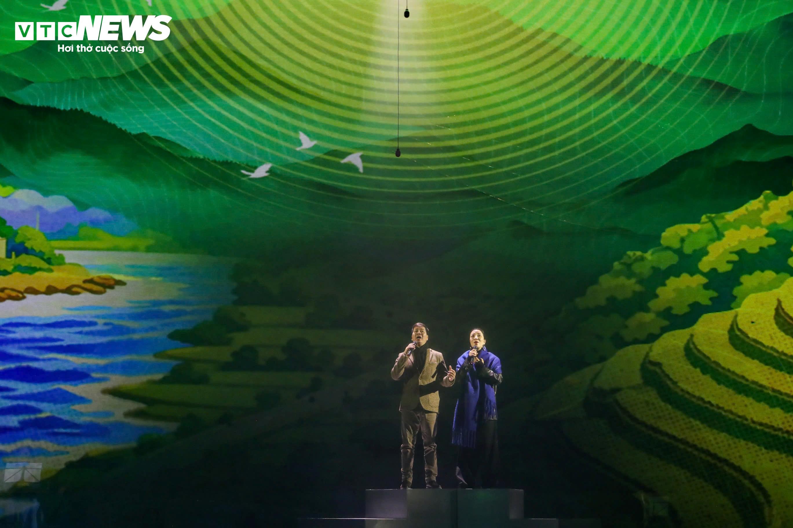 Những tiết mục trong chương trình được dàn dựng công phu, kết hợp truyền thống và hiện đại với 3D mapping ấn tượng.