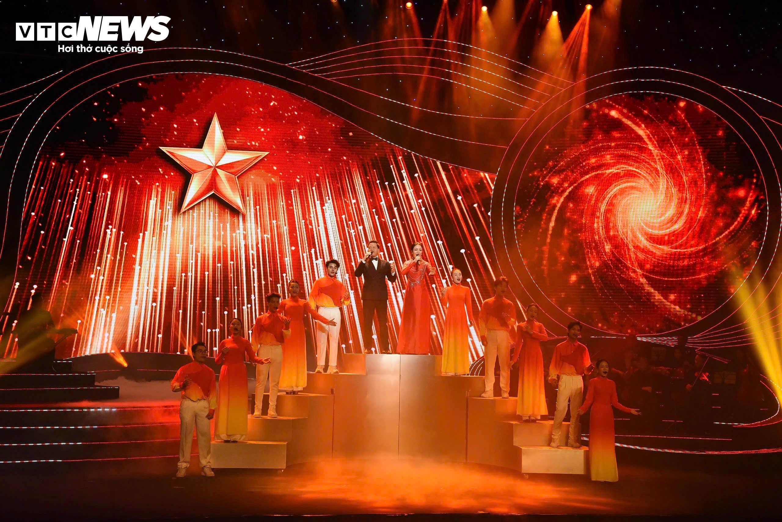 NSƯT Đăng Dương, ca sĩ Phạm Thu Hà thể hiện Mashup