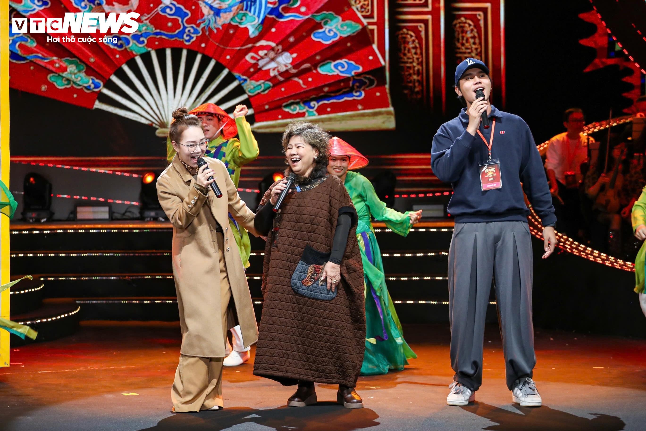 NSND Thanh Hoa, ca sĩ Quách Mai Thy, Lâm Phúc thể hiện tiết mục 
