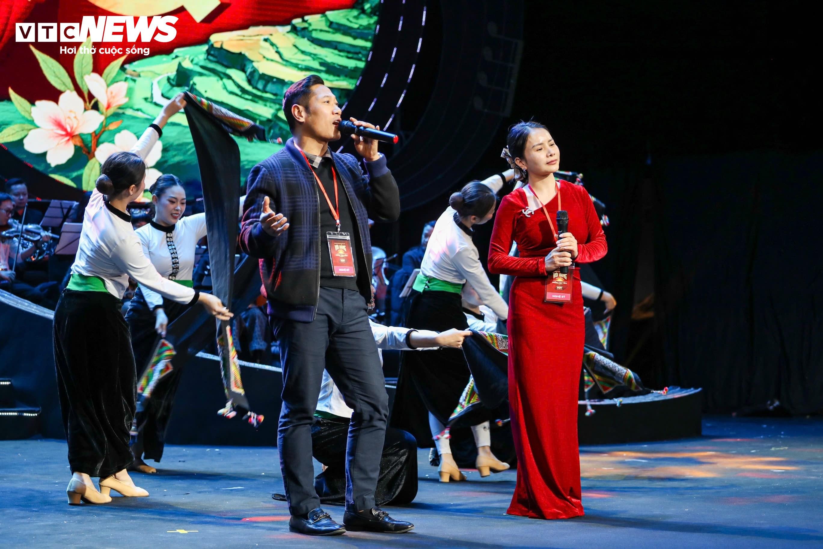 Chương trình cũng trình diễn các tác phẩm tiêu biểu đạt giải, được lựa chọn từ Cuộc vận động sáng tác ca khúc, bài dân ca đặt lời mới và Cuộc thi sáng tác thơ “Với Đảng vẹn toàn niềm tin yêu”.