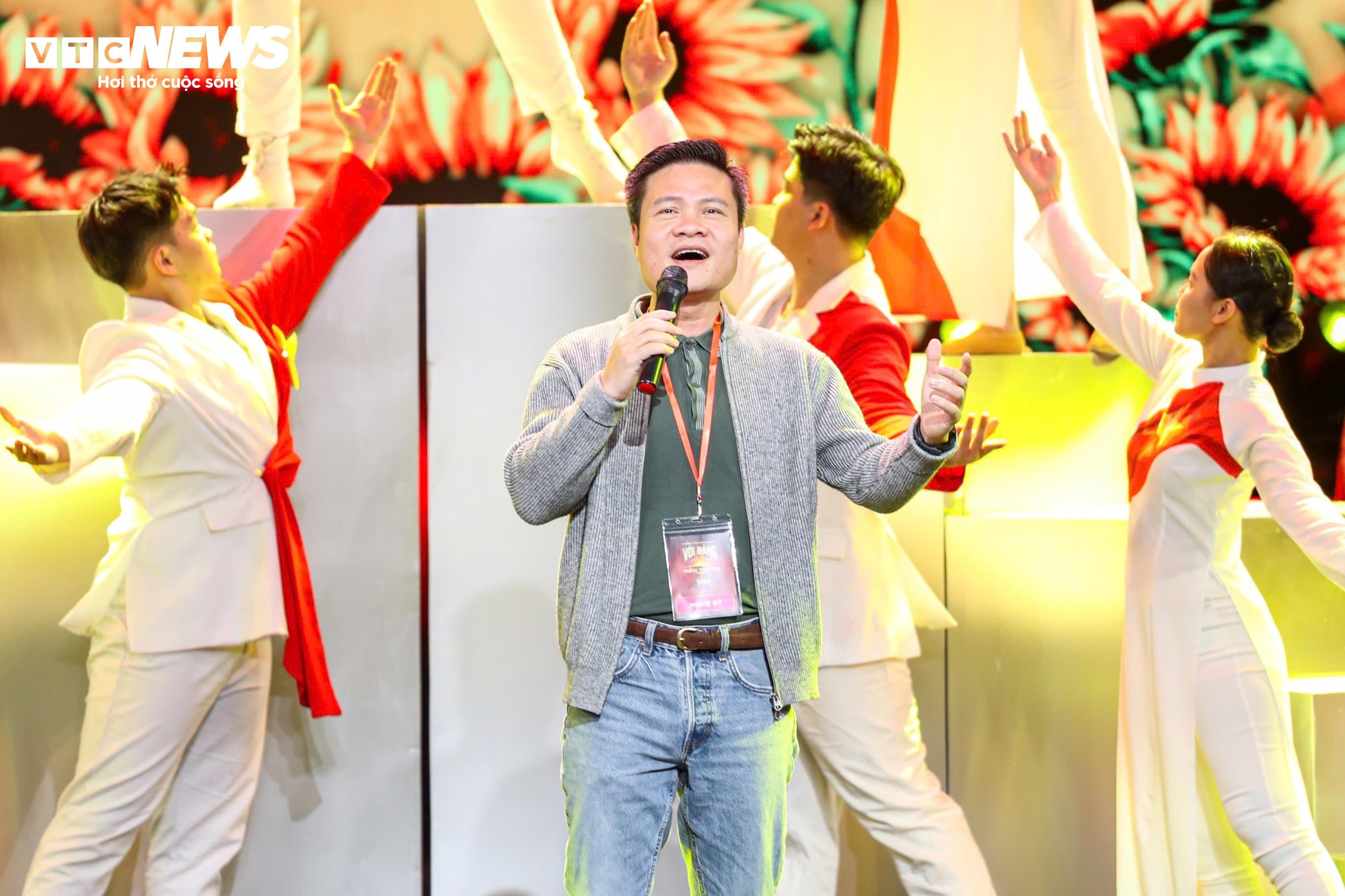 Chương II – “Nhịp thời đại”, từ âm hưởng truyền thống, chương trình tiếp nối với không gian của chuyển động và đổi mới. Âm nhạc mang hơi thở thời đại, trẻ trung, hiện đại nhưng vẫn giữ nguyên tinh thần Việt. Đây là sự tiếp nối và phát huy bằng ngôn ngữ sáng tạo của hôm nay, thể hiện nhịp bước đi lên của đất nước trong thời kỳ hội nhập.