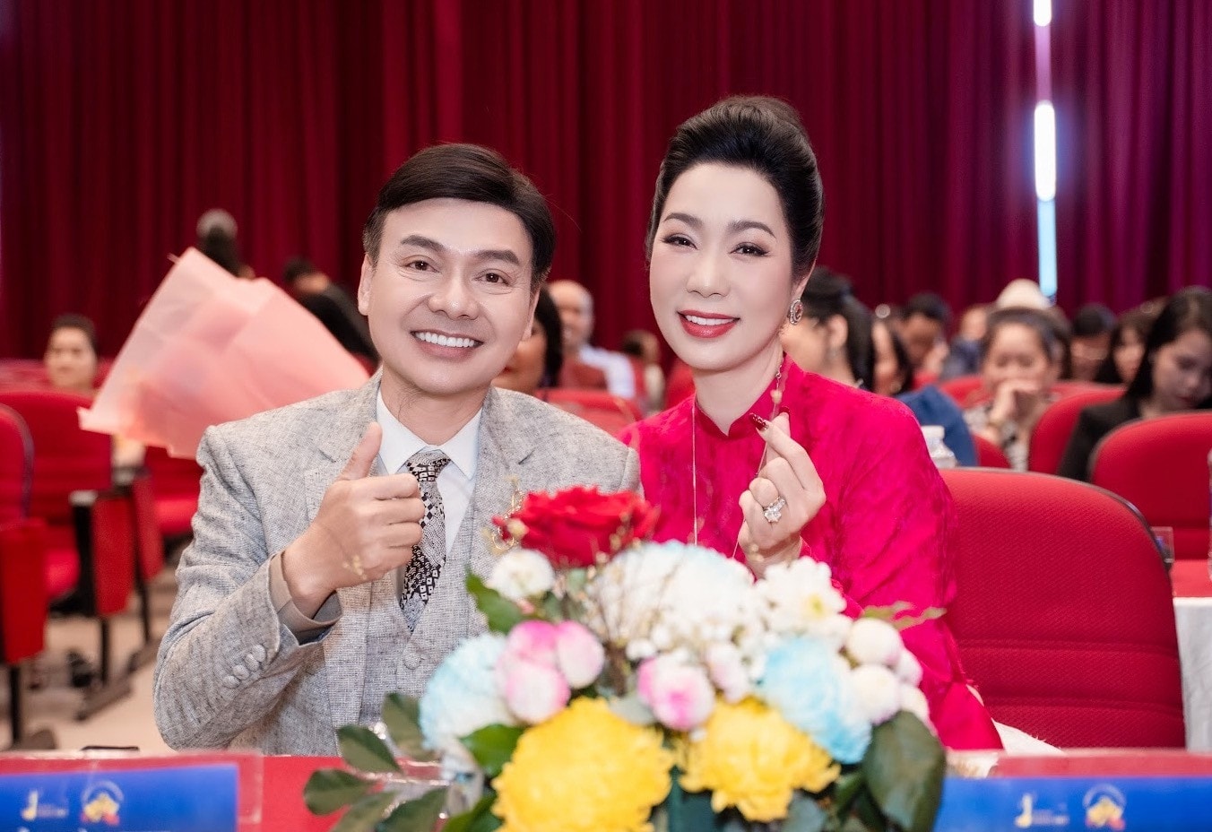 NSND Trịnh Kim Chi và Trưởng BTC cuộc thi Hoa hậu Tài sắc Việt.