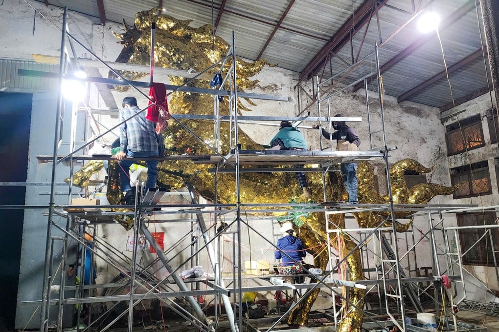 Lộ diện linh vật ngựa vàng gây ấn tượng tại sân bay Đà Nẵng - 2 Lộ diện linh vật ngựa vàng gây ấn tượng tại sân bay Đà Nẵng - 2