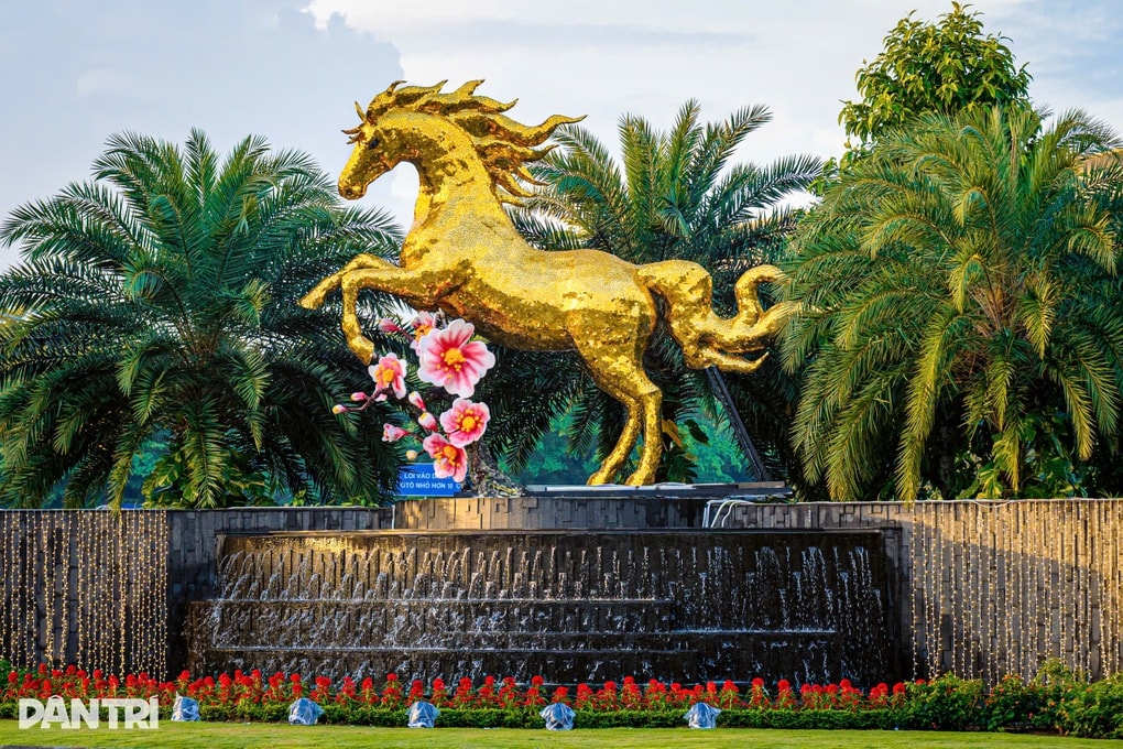 Lộ diện linh vật ngựa vàng gây ấn tượng tại sân bay Đà Nẵng - 1 Lộ diện linh vật ngựa vàng gây ấn tượng tại sân bay Đà Nẵng - 1