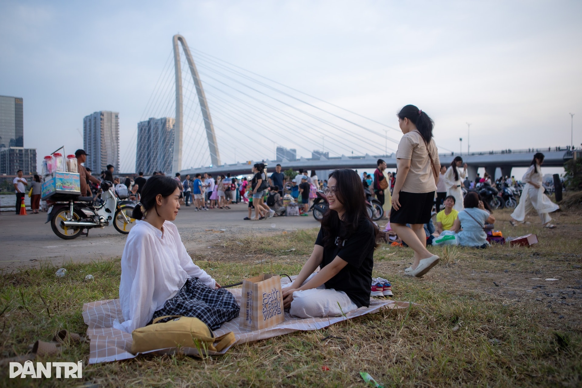 TPHCM rộn ràng với vườn hoa xuân ven ga Ba Son, thu hút giới trẻ check-in - 11 TPHCM rộn ràng với vườn hoa xuân ven ga Ba Son, thu hút giới trẻ check-in - 11