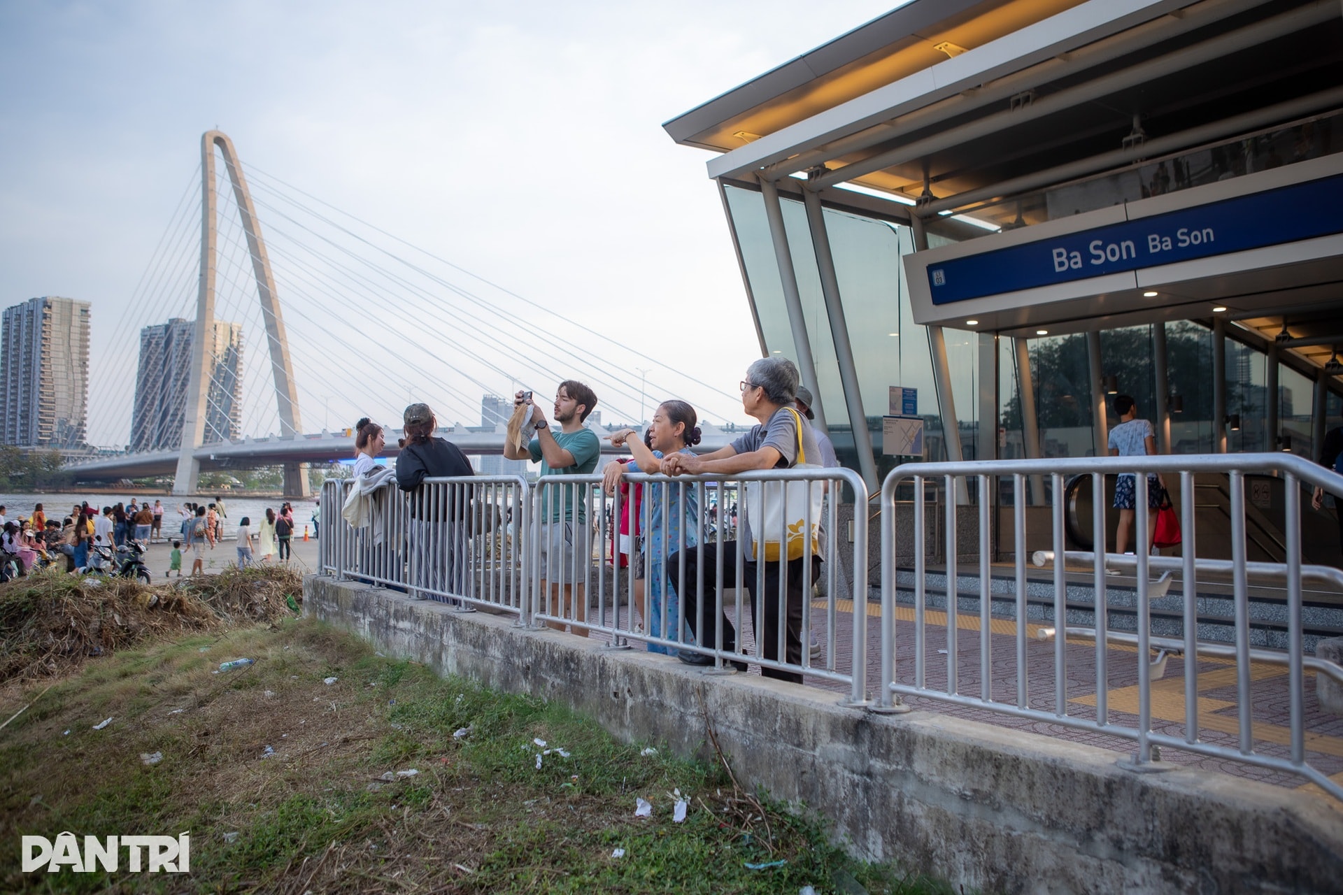 TPHCM rộn ràng với vườn hoa xuân ven ga Ba Son, thu hút giới trẻ check-in - 13 TPHCM rộn ràng với vườn hoa xuân ven ga Ba Son, thu hút giới trẻ check-in - 13