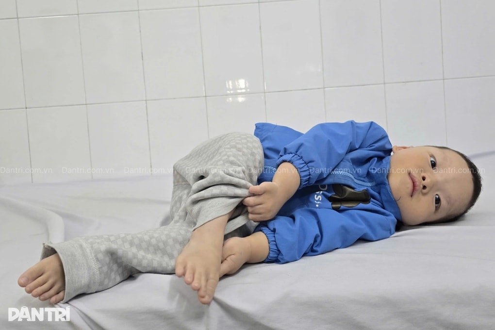 Người bố trẻ địu con bại não, đi xe máy hơn 200km tìm cơ hội chữa trị - 4