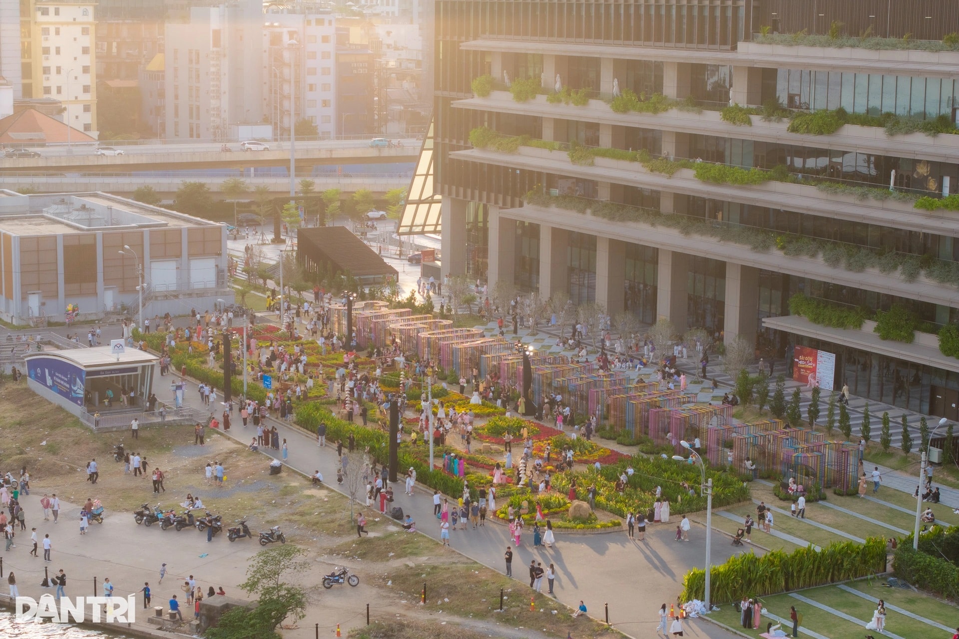 TPHCM rộn ràng với vườn hoa xuân ven ga Ba Son, thu hút giới trẻ check-in - 1 TPHCM rộn ràng với vườn hoa xuân ven ga Ba Son, thu hút giới trẻ check-in - 1