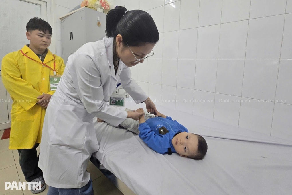 Người bố trẻ địu con bại não, đi xe máy hơn 200km tìm cơ hội chữa trị - 2