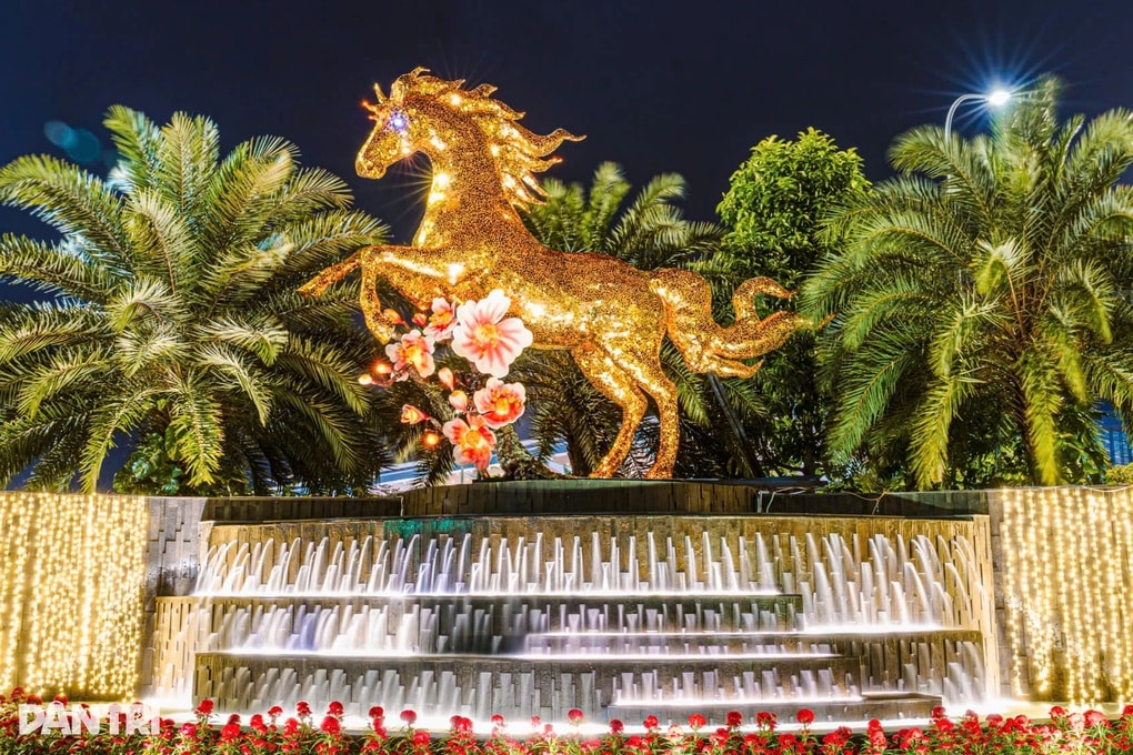 Lộ diện linh vật ngựa vàng gây ấn tượng tại sân bay Đà Nẵng - 3 Lộ diện linh vật ngựa vàng gây ấn tượng tại sân bay Đà Nẵng - 3