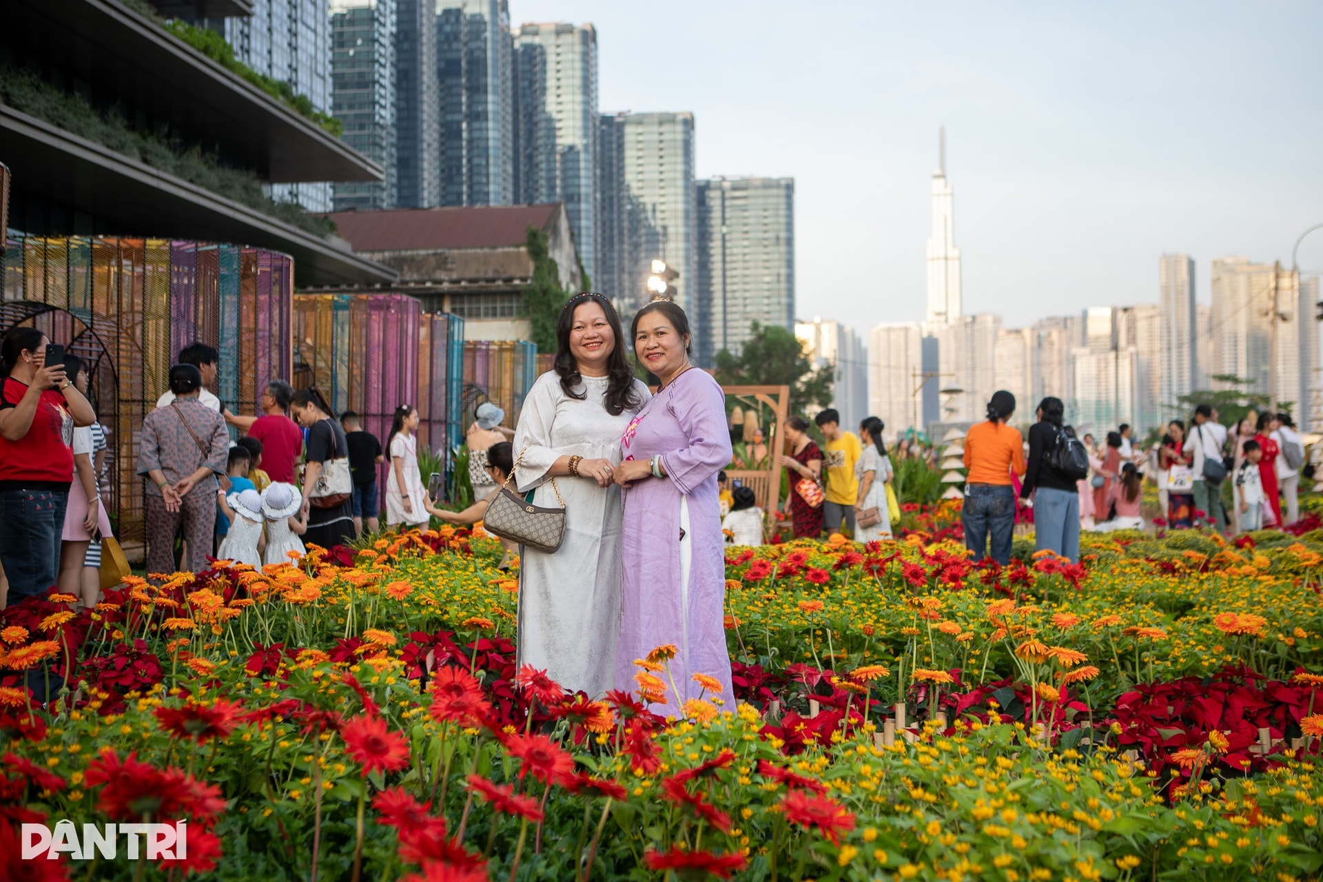 TPHCM rộn ràng với vườn hoa xuân ven ga Ba Son, thu hút giới trẻ check-in - 9 TPHCM rộn ràng với vườn hoa xuân ven ga Ba Son, thu hút giới trẻ check-in - 9