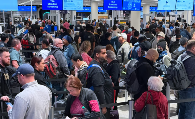Hành khách xếp hàng chờ kiểm tra an ninh tại sân bay quốc tế Orlando, Mỹ. Ảnh: DPA