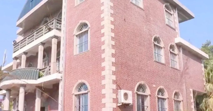 Biệt thự 20 tỷ của anh Chen ở Phúc Kiến bị chiếm dụng nuôi gà. Ảnh: Sohu