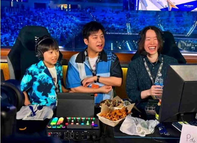 Tarou cùng bố mẹ, những người ủng hộ quyết định bỏ học của cậu. Ảnh: 163.com