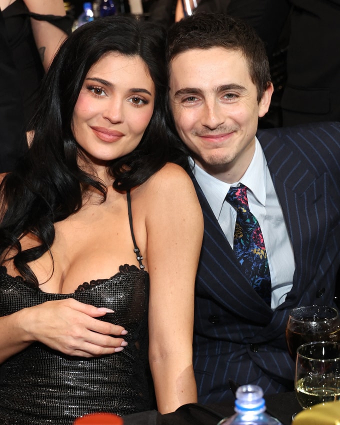 Diễn viên Timothée Chalamet và bạn gái ở lễ trao giải Critics Choice Awards 2026. Ảnh: Golden Globes