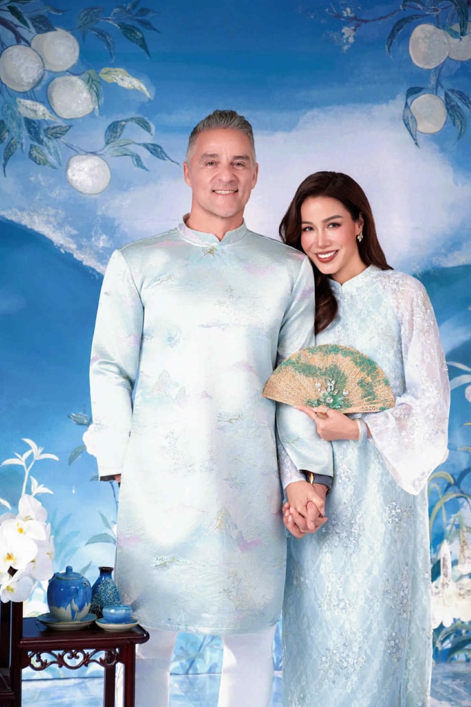 Bảo Trúc và bạn trai chụp bộ ảnh kỷ niệm trong chiếc áo truyền thống người Việt. Ảnh: Nhân vật cung cấp