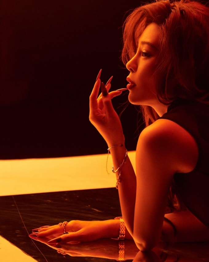 Nhẫn Precious Lace và đồng hồ Happy Diamonds góp phần cân bằng tổng thể thị giác, hoàn thiện bố cục hình ảnh của fashion MV. Ảnh: Chopard