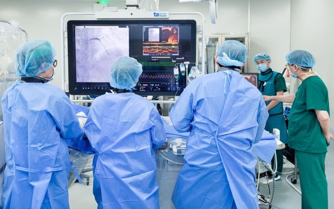 Bác sĩ đặt stent tái thông mạch vành cho bệnh nhân. Ảnh: Hạ Vũ