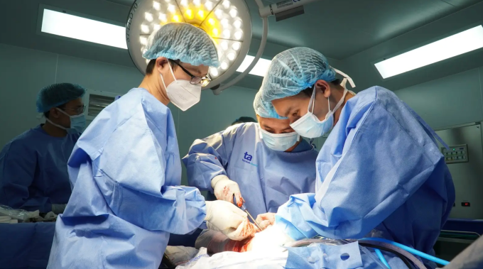 Bác sĩ Vũ (giữa) phẫu thuật tái tạo dây chằng khớp gối, phục hồi vận động cho người bệnh. Ảnh: Bệnh viện Đa khoa Tâm Anh