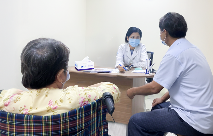 Bác sĩ Trâm tư vấn cách chăm sóc bệnh nhân tiểu đường cho người nhà bà Minh. Ảnh: Bệnh viện Đa khoa Tâm Anh