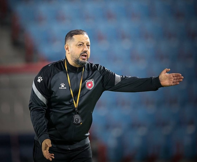 HLV Omar Najhi chỉ đạo trong buổi tập của đội tuyển bóng đá U23 Jordan tại Arab Saudi vào ngày 3/1/2026. Ảnh: JFA